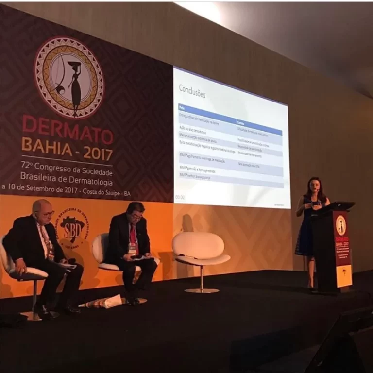 Renata Sitonio palestrando no Congresso Dermato na Bahia em 2017