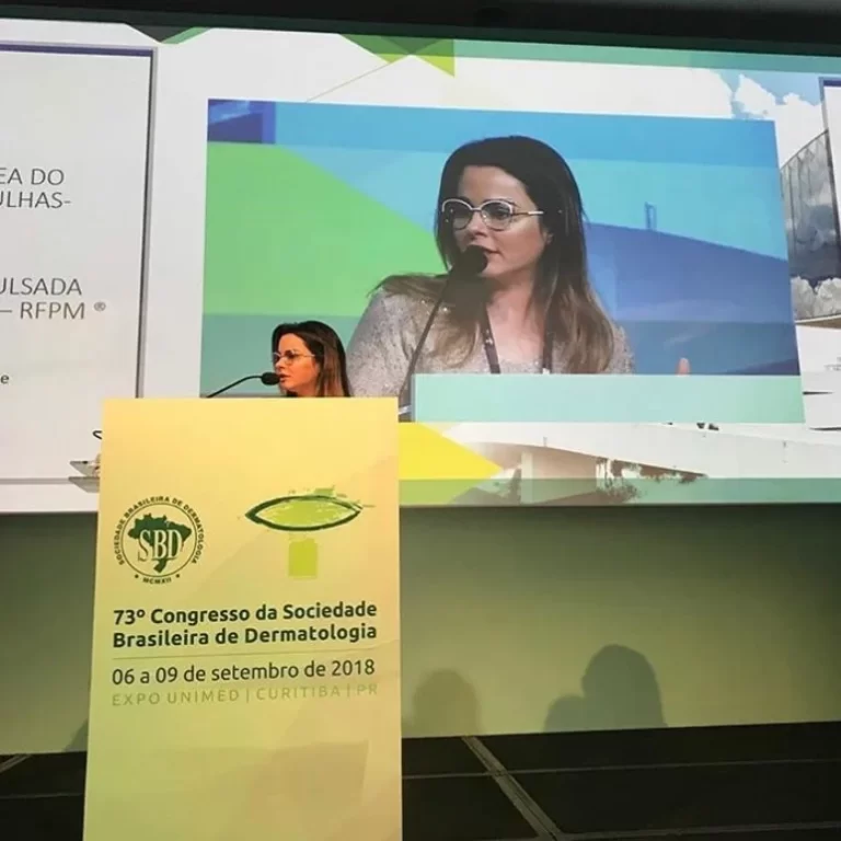 Renata Sitonio palestrando no 73º Congresso da Sociedade Brasileira de Dermatologia.